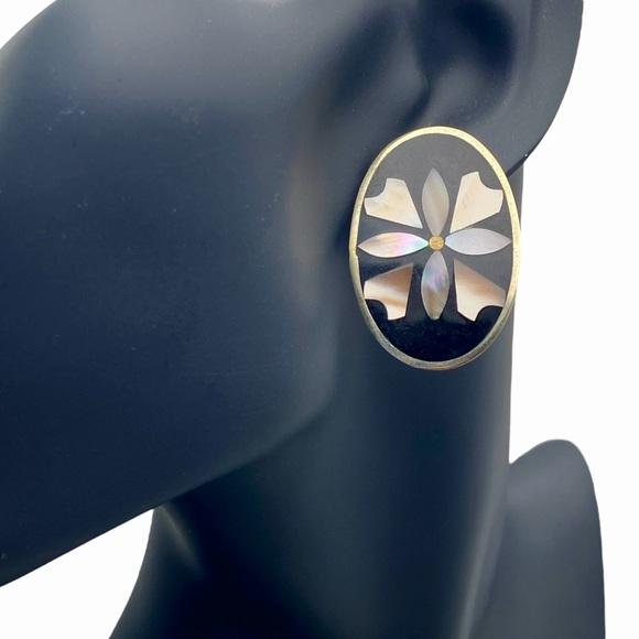 Mexico Alpaca Silver Oval Earrings with Floral Patterned Mother of Pearl Inlay - Picture 1 of 9